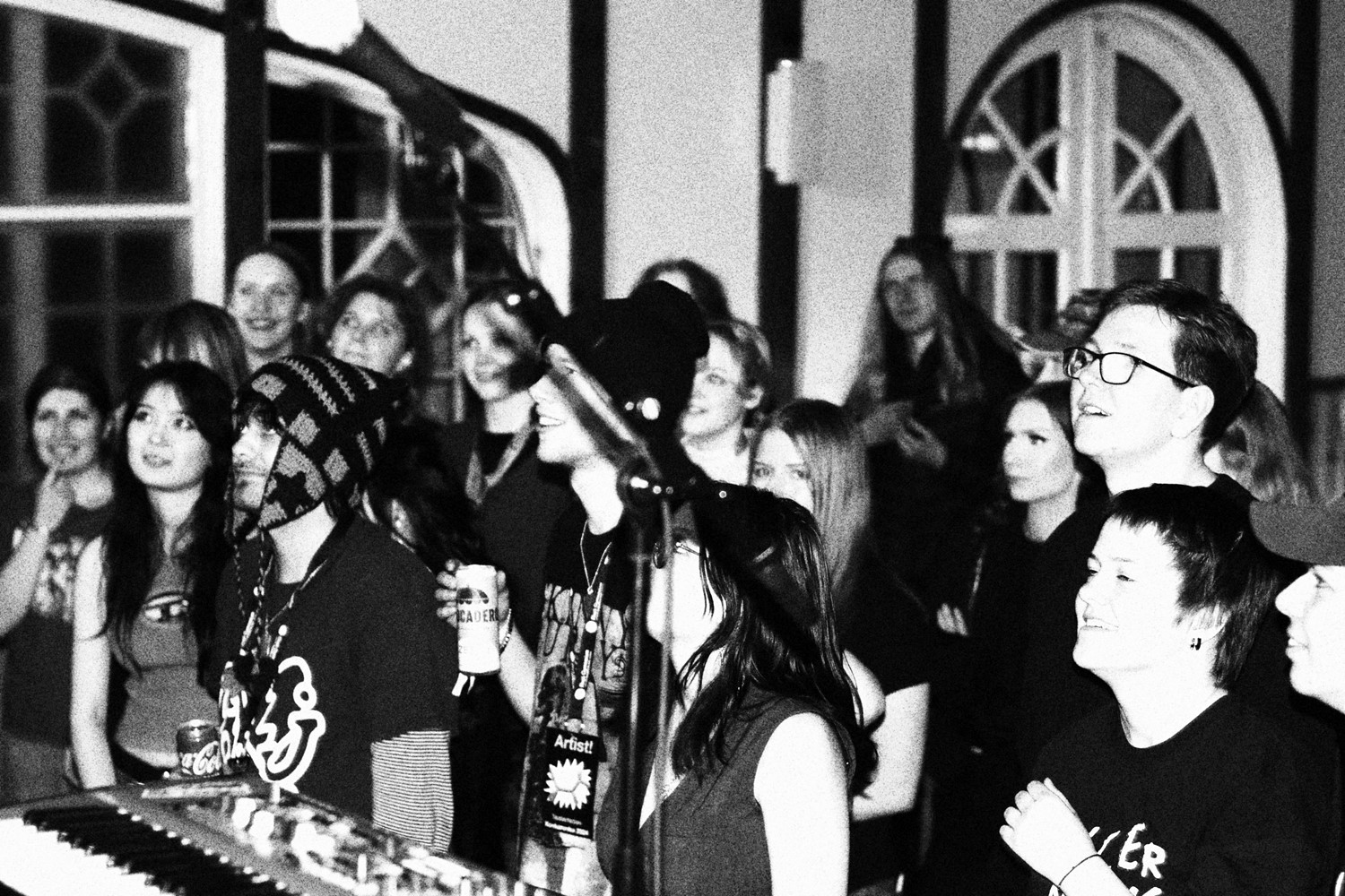 Bild på glada festivaldeltagare. Foto: Liam Runström Jardbring.